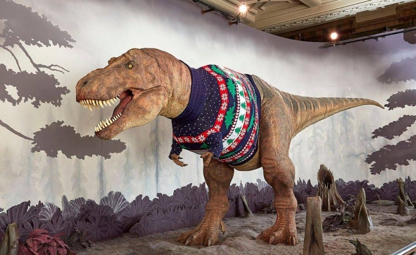 بثياب جديدة.. ديناصور بريطاني يحتفل بالكريسماس