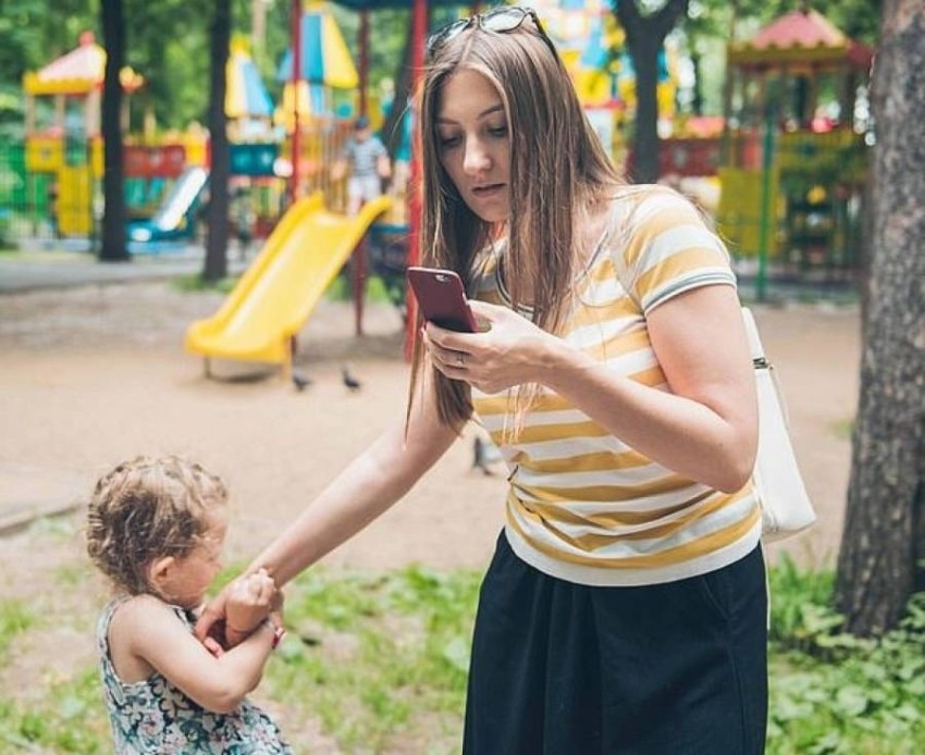 الهاتف الذكي يقلل اهتمام الأمهات بأطفالهن إلى 25%