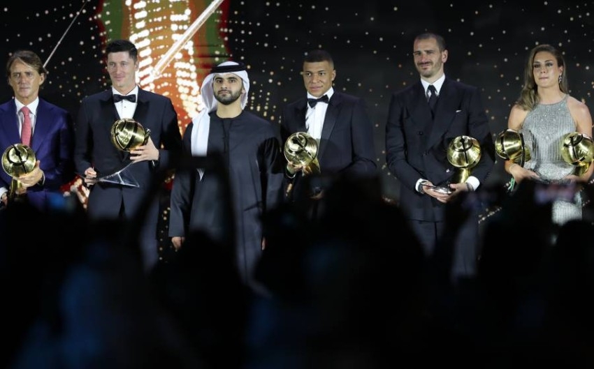 منصور بن محمد يتوج الفائزين بجوائز جلوب سوكر 2021