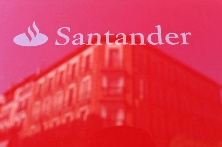 بنك إسباني يتحول لسانتا كلوز بعد توزيعه لـ 170 مليون دولار بالخطأ