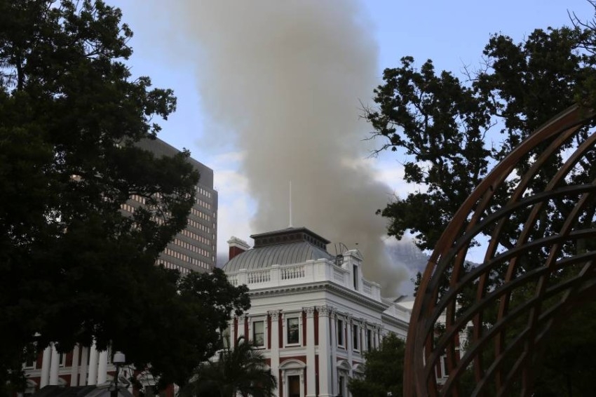 صور | حريق في مقر برلمان جنوب إفريقيا