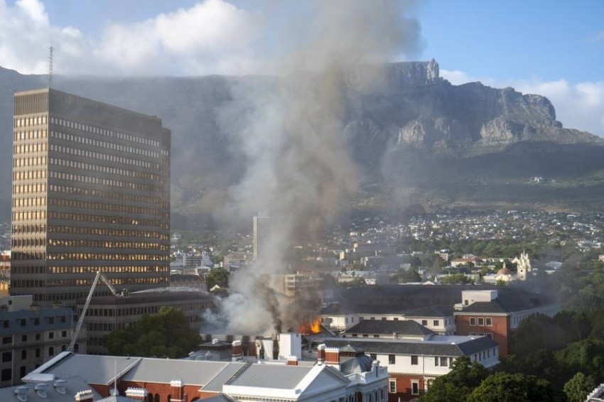صور | حريق في مقر برلمان جنوب إفريقيا