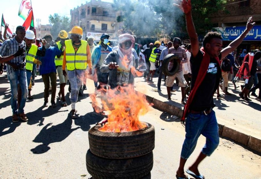 احتجاجات مستمرة في السودان رفضا لاتفاق البرهان وحمدوك. ( رويترز)