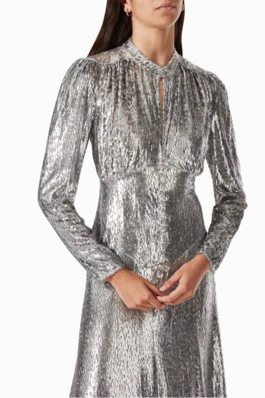 فستان ياسمين صبري بـ5550 دولاراً.. أسعار أزياء النجمات في «رأس السنة»