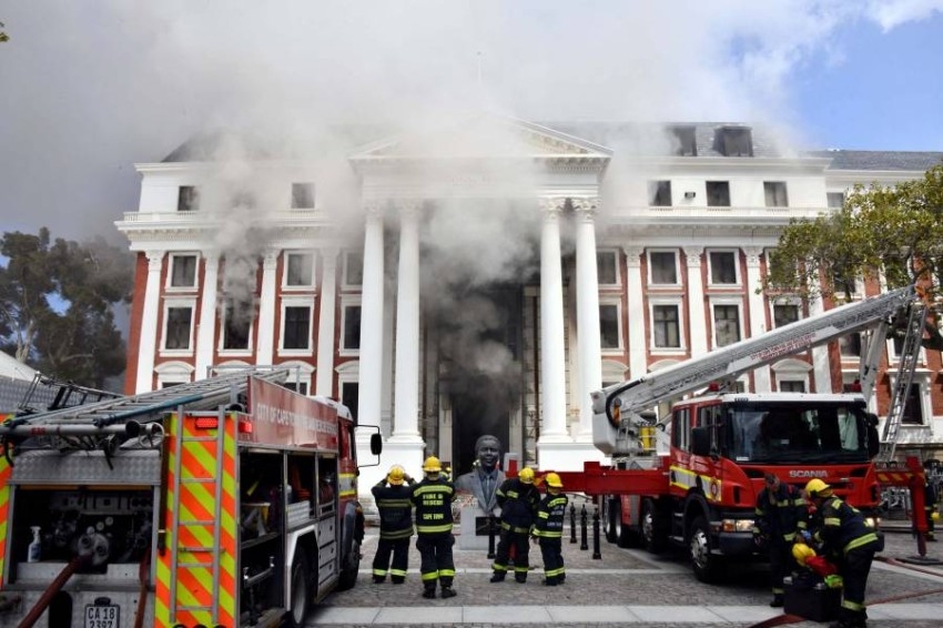 السيطرة على حريق مدمر في برلمان جنوب أفريقيا