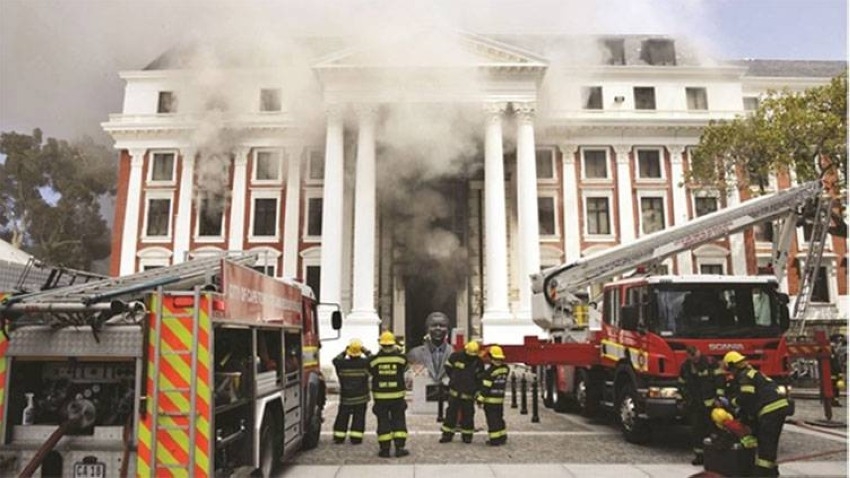 إنقاذ آلاف المقتنيات الفنية النادرة من حريق برلمان جنوب أفريقيا