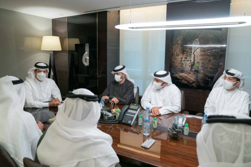سلطان بن أحمد القاسمي يلتقي وفد مكتب تنظيم الإعلام بـ«الثقافة»