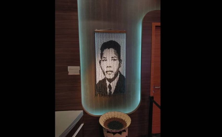 لوحة خشبية لـ«مانديلا» تلهم زوار إكسبو 2020 دبي