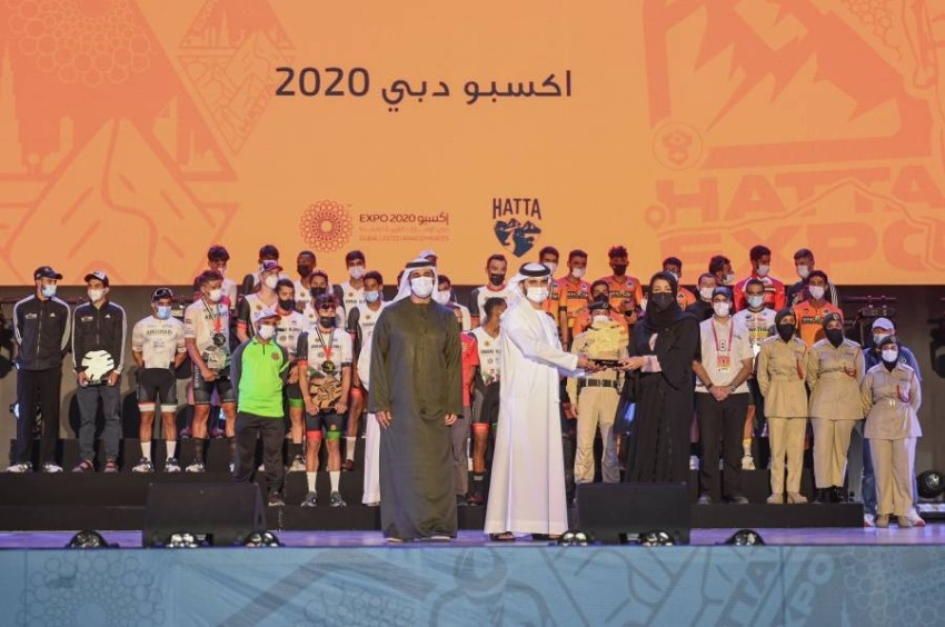 منصور بن محمد يتوج أبطال سباق «حتّا-إكسبو» للدراجات الهوائية