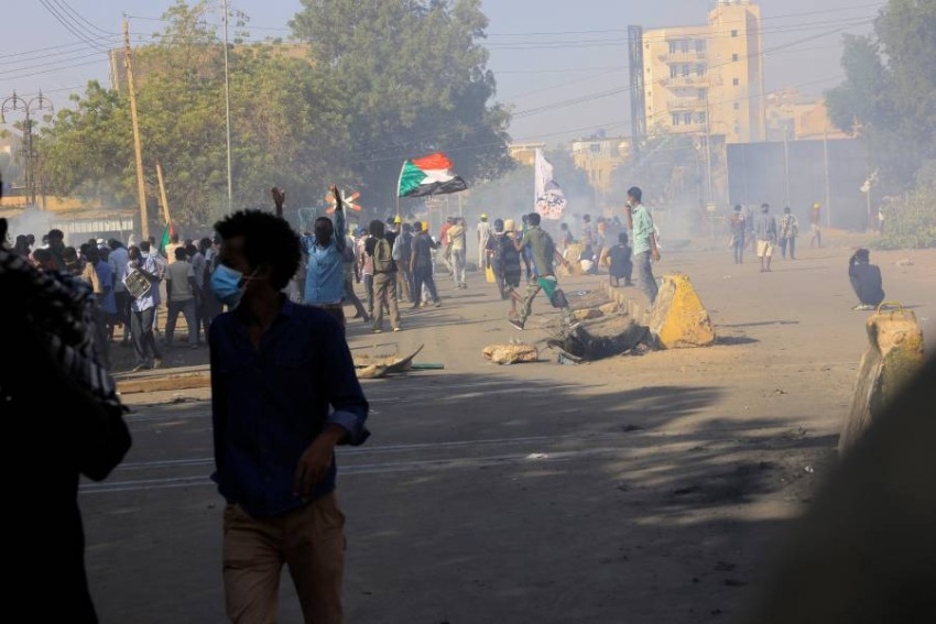 احتجات المئات في العاصمة الخرطوم للمطالبة باستئناف المسار الديمقراطي. ( رويترز)