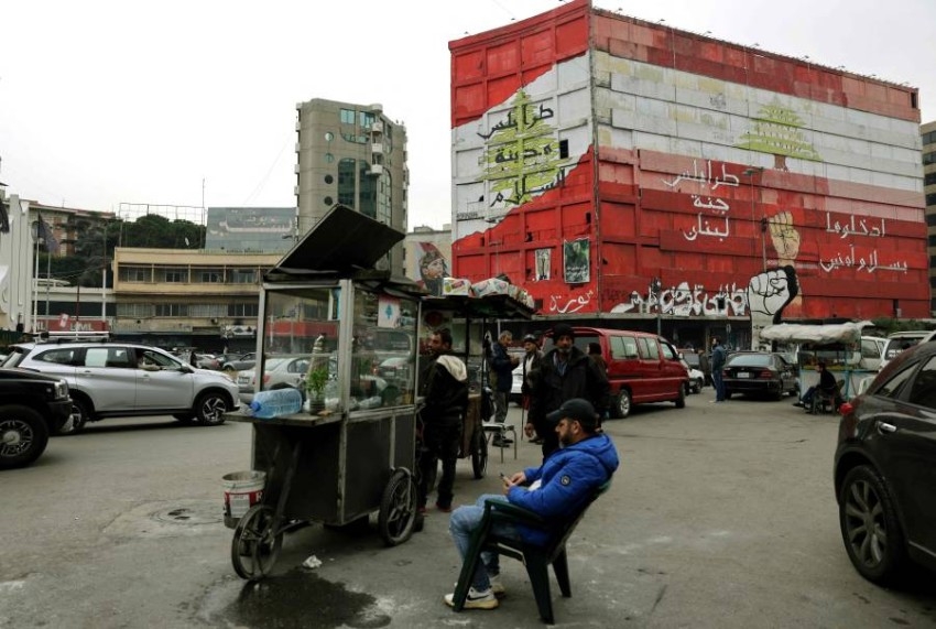 لبنانيون يغلقون الطرق احتجاجاً على ارتفاع أسعار الوقود والدولار