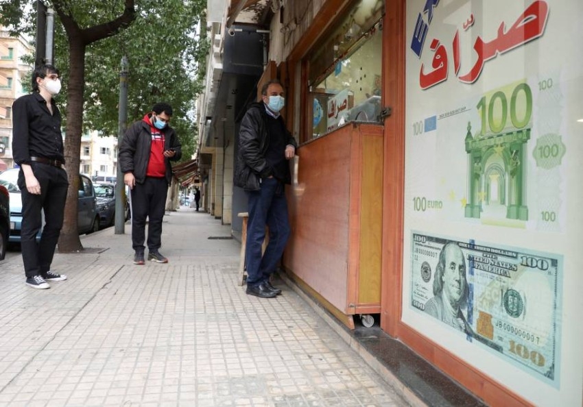 لبنانيون أمام محل للصرافة في العاصمة بيروت. ( أ ف ب)
