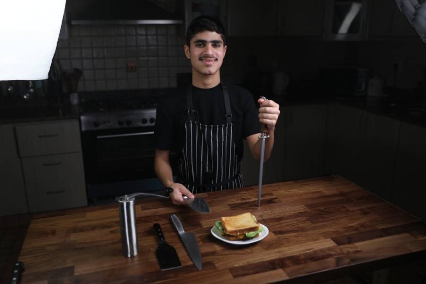محمد عيسى.. إماراتي يوثق الطهي بشفرة «كتشينغ» عبر «سوشيال ميديا»