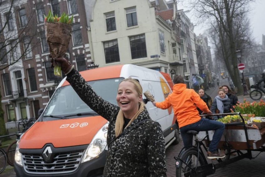 مزارعون يوزعون الزهور مجاناً في أمستردام