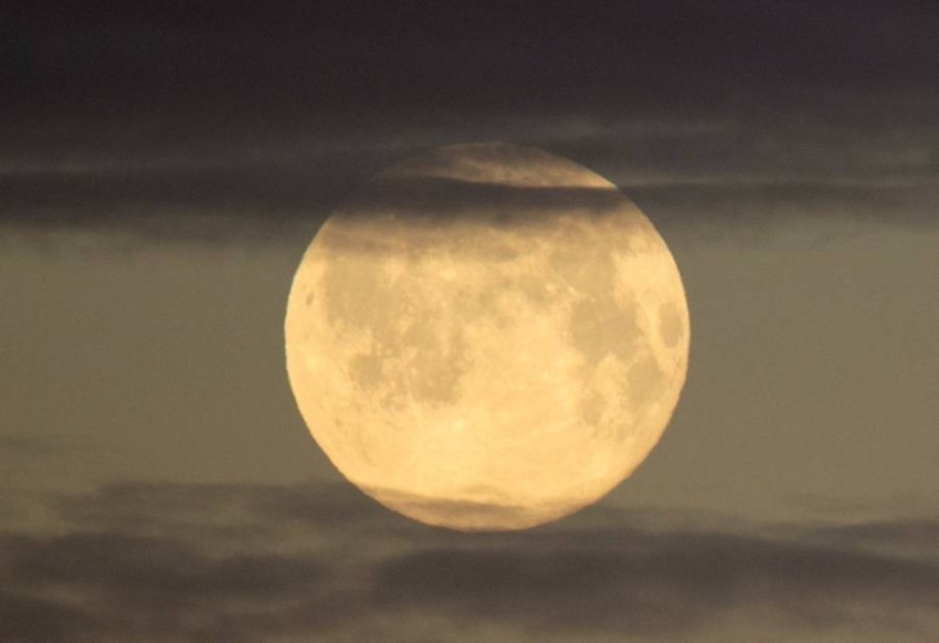 «القمر الذئب» يزين السماء حتى فجر الأربعاء