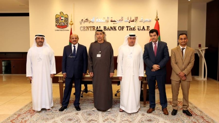 محافظ مصرف الإمارات المركزي يلتقي نظيره اليمني في أبوظبي