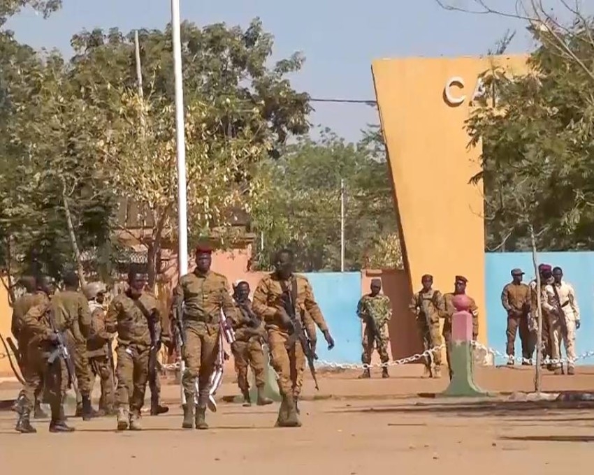 بوركينا فاسو: الجيش يحتجز رئيس البلاد ويسيطر على الحكم