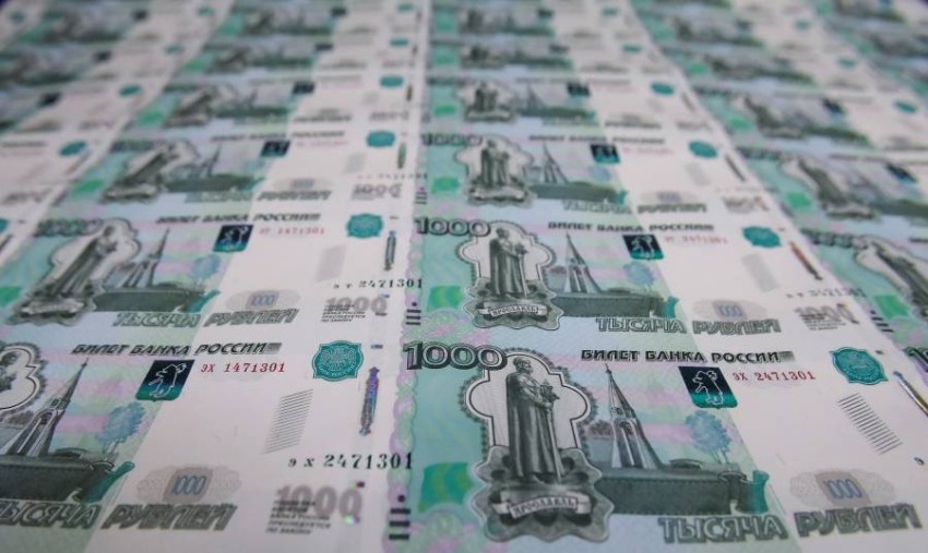 انخفاض الروبل يجبر المركزي الروسي على وقف مشتريات العملات الأجنبية