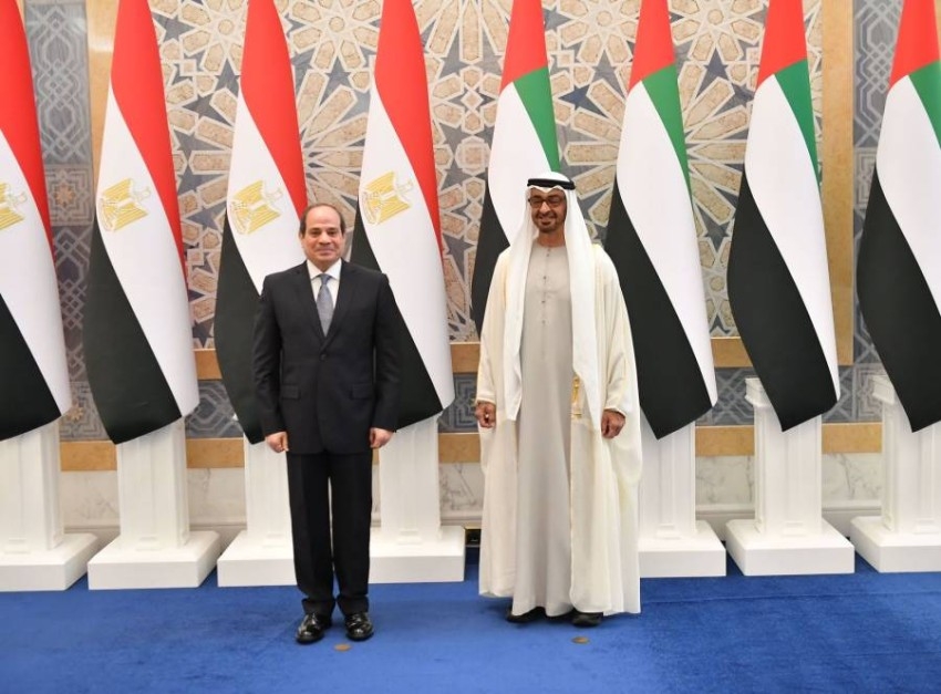 الرئيس المصري يصل إلى الإمارات.. ومحمد بن زايد في مقدمة مستقبليه