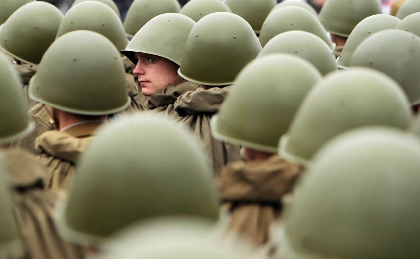 بدلاً من السلاح.. ألمانيا تدعم أوكرانيا بـ«الخُوَذ» وتثير موجة سخرية