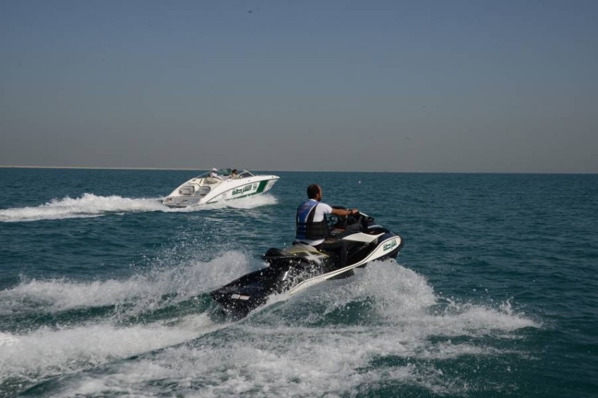 شرطة دبي تنقذ عائلة خليجية تعطل مركبها في البحر