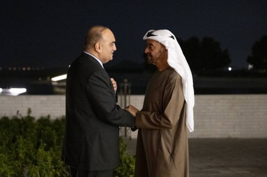 محمد بن زايد يتلقى رسالة من عبدالله الثاني نقلها رئيس الوزراء الأردني