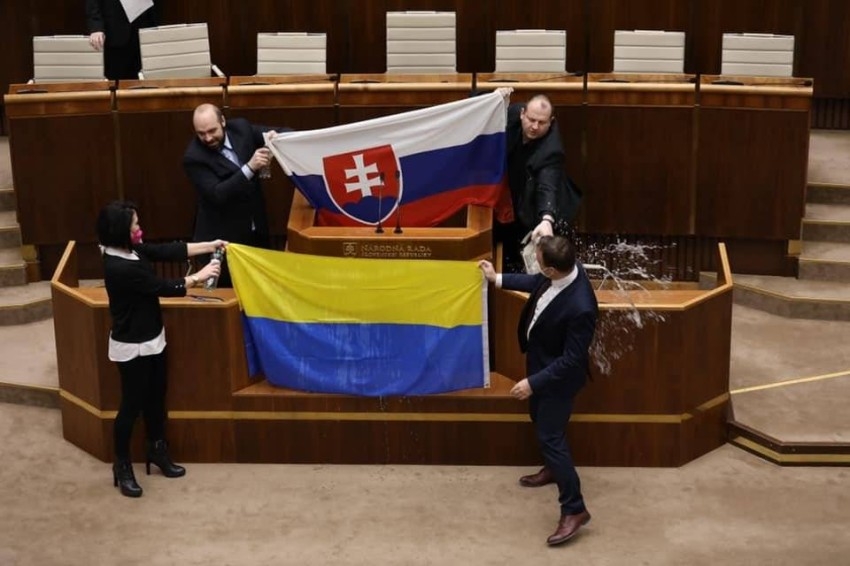 فيديو | شجار في برلمان سلوفاكيا بسبب معاهدة عسكرية مع أمريكا