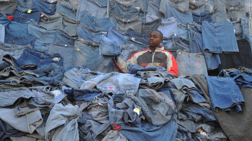 «كارثة بيئية».. ملابس الغرب المستعملة تحيل أفريقيا إلى «مكب نفايات»