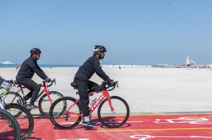 محمد بن راشد يتفقد مسار الدراجات الجديد الملاصق لشاطئ جميرا في دبي