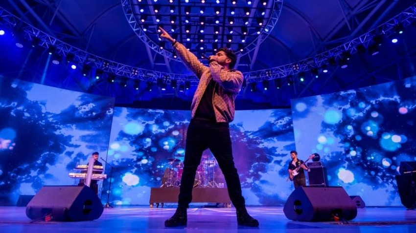 راندهاوا يشعل «القرية العالمية» بأجمل أغاني البوب