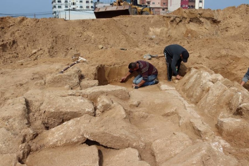 بناؤون يكتشفون مقبرة رومانية تعود لـ2000 عام في غزة