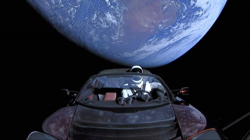 بعد إطلاقها بـ4 سنوات.. سيارة إيلون ماسك تقترب من المريخ