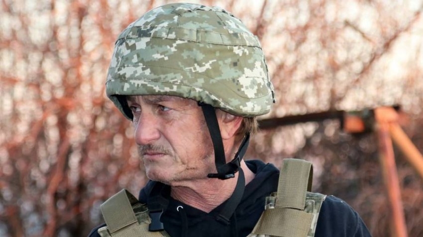 شون بن في أوكرانيا لتصوير وثائقي عن الصراع مع روسيا