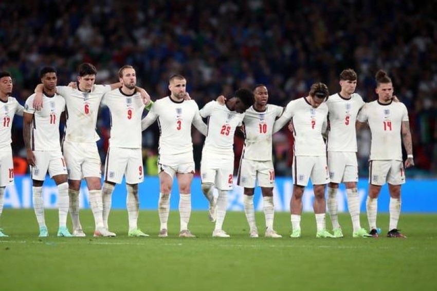 إنجلترا ترفض اللعب أمام روسيا
