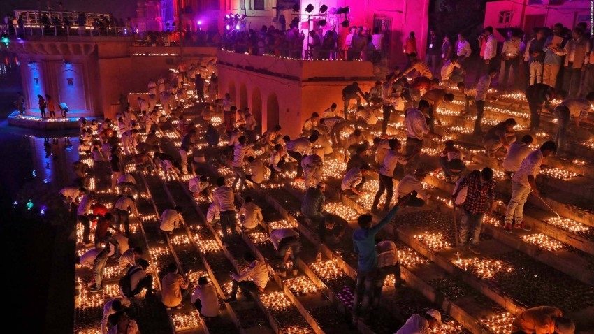 مدينة هندية تدخل غينيس بإضاءة 1.1 مليون مصباح زيت في مهرجان