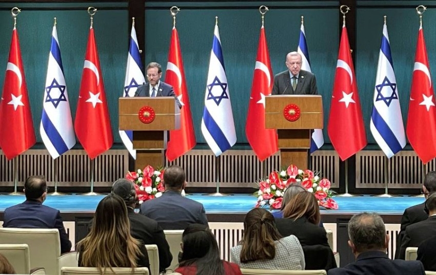الرئيس الإسرائيلي في تركيا سعياً لـ«إعادة بناء العلاقات»