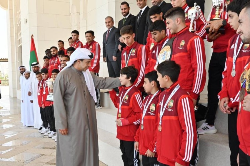 منصور بن زايد يستقبل منتخب الإمارات للمواي تاي