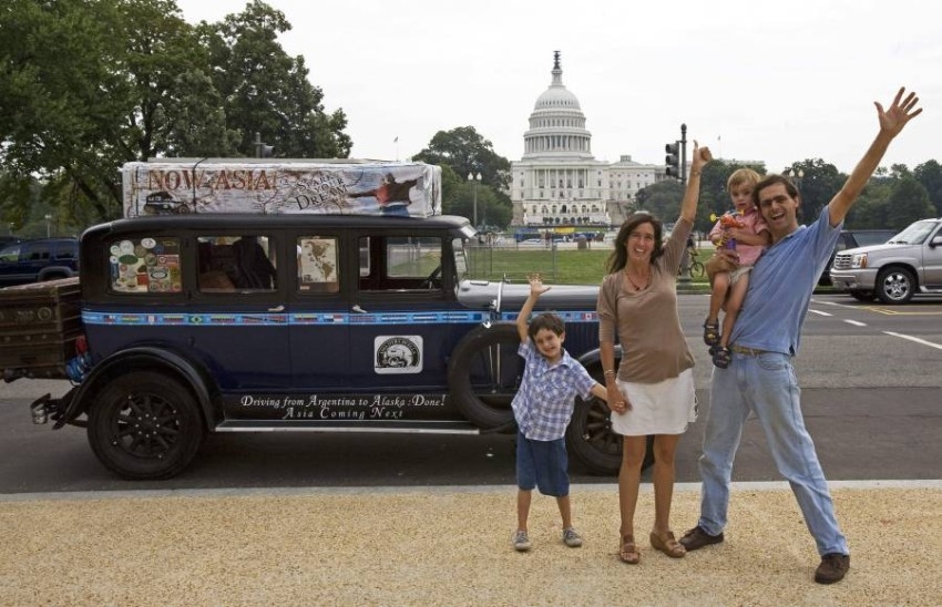 بالصور.. عائلة أرجنتينية تختتم رحلة حول العالم استمرت 22 عاماً على متن سيارة طراز 1928