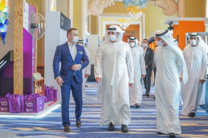 مكتوم بن محمد يشهد جانباً من فعاليات «قمة التجزئة 2022» في دبي