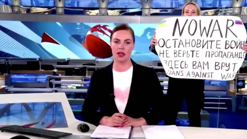فيديو | على الهواء.. محتجة تقتحم استوديو التلفزيون الروسي خلال نشرة أخبار