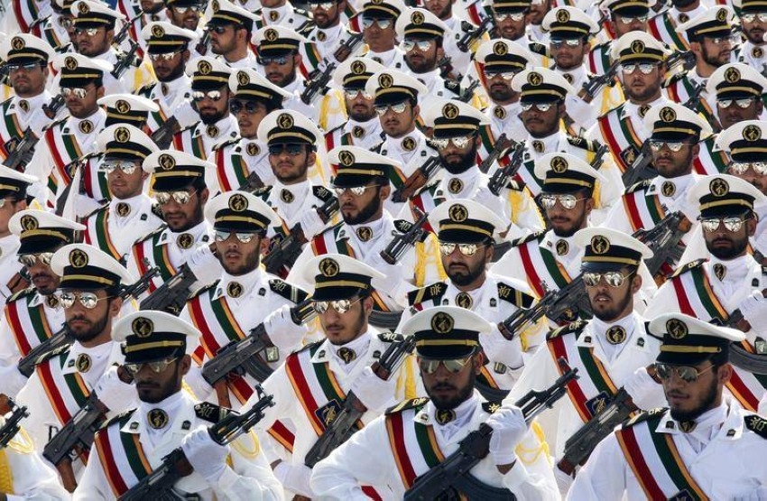 «الحرس الثوري الإيراني».. علاقته بالجيش شائكة.. وثلث الاقتصاد في قبضته