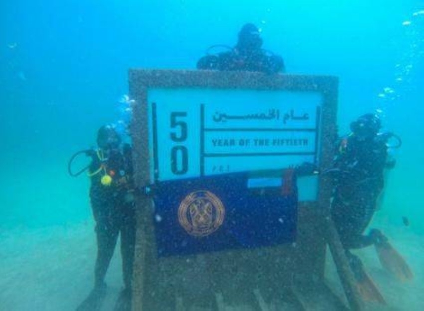 عناصر نسائية في غواصات شرطة أبوظبي تزرع الشُّعب المرجانية بالفجيرة
