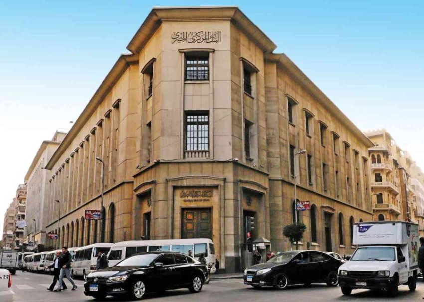 المركزي المصري يرفع أسعار الفائدة 1%.. والدولار يشتعل