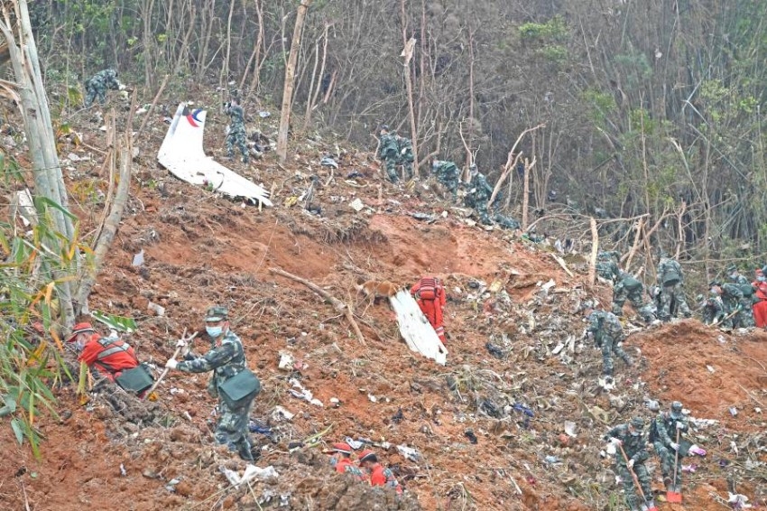 أمطار غزيرة تعلق عمليات البحث في موقع تحطم الطائرة الصينية