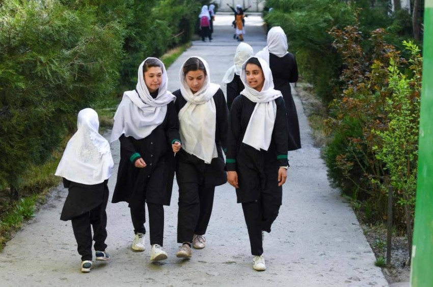 ذهبن بفرحة وعدن بحسرة.. تلميذات أفغانستان يبكين بعد إغلاق «طالبان» مدارسهن