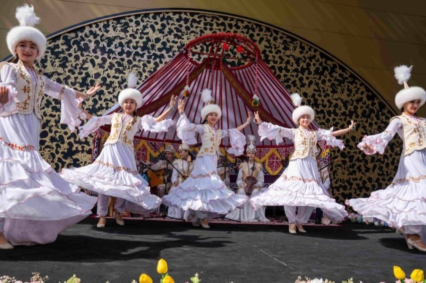 عروض مسرحية تجسد احتفالات كازاخستان بـ«نيروز ميرامي» في إكسبو