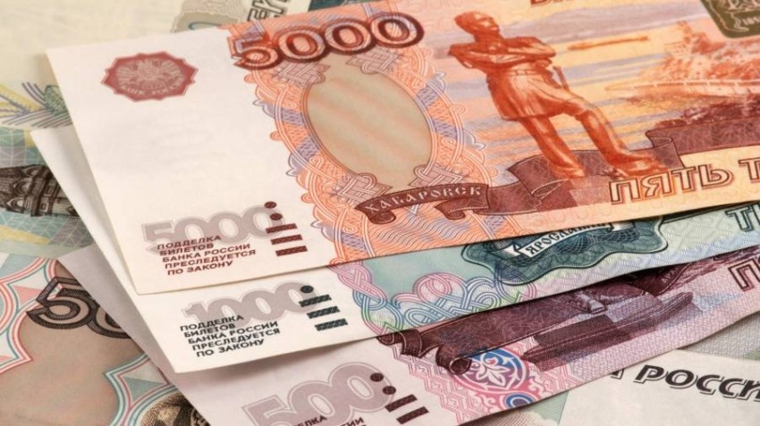 سعر صرف الدولار يتراجع أمام الروبل في بورصة موسكو
