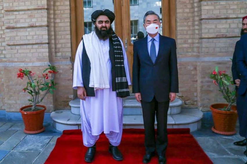 زيارة مفاجئة.. وزير خارجية الصين يلتقي قادة طالبان في كابول