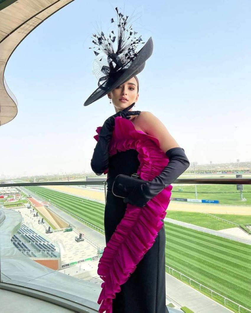 القبعات الفاخرة والفساتين الأنثوية تُزين «كأس دبي العالمي للخيول 2022»