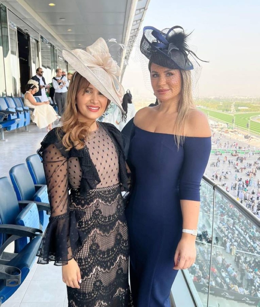 القبعات الفاخرة والفساتين الأنثوية تُزين «كأس دبي العالمي للخيول 2022»